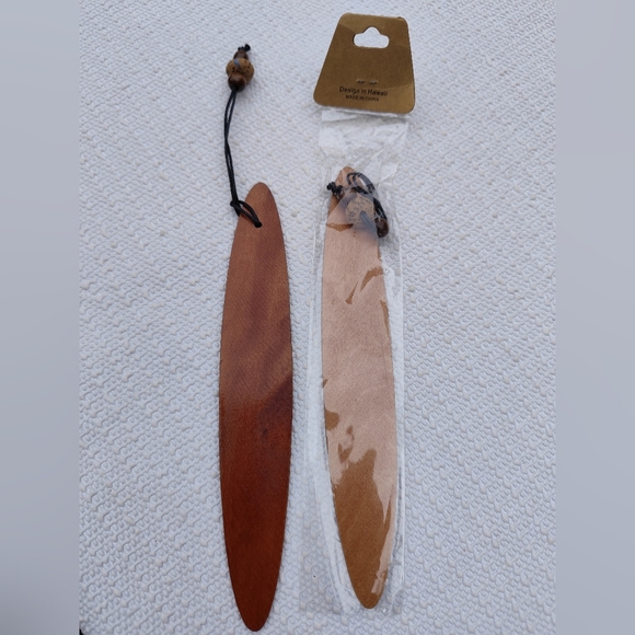 3/$20💗Set of 2 Hawaiian Islands Carved Wood Bookmarks - Picture 3 of 4